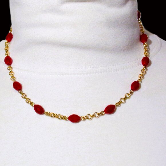 Red glass bead necklace and earring set made with oval glass beads an gold chain - Picture 5 of 11